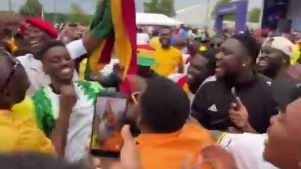Africa United: Ghana Fans Celebrate Draw With England by Turning Nigerian Into Star - Sputnik Africa