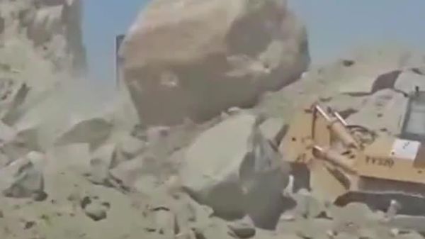 Saudi Quarry Worker Narrowly Escapes Death After Massive Boulder Crushes Truck - Sputnik Africa