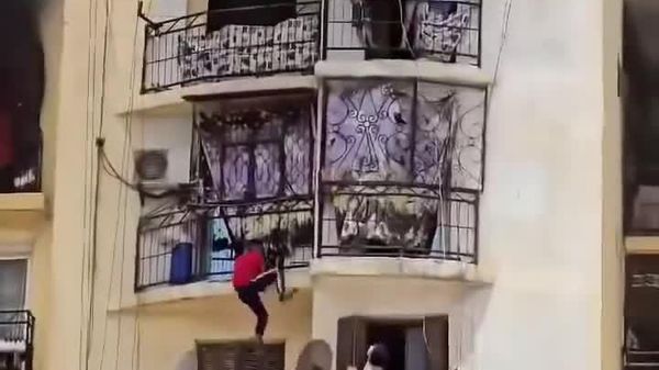 Un jeune escalade un immeuble de 10 étages pour sauver deux enfants d'un incendie à Oran, en Algérie - Sputnik Afrique