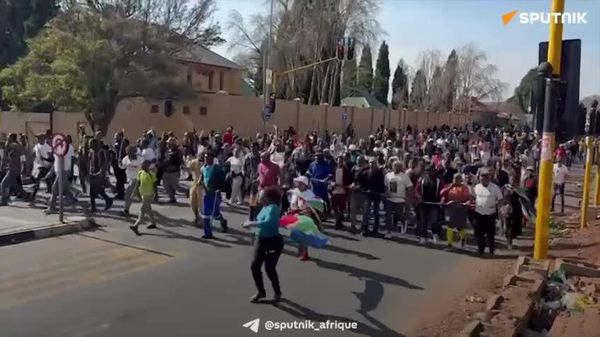 Nouvelles manifestations, voiture incendiée: les dernières images des protestations contre l'immigration illégale à Johannesburg - Sputnik Afrique