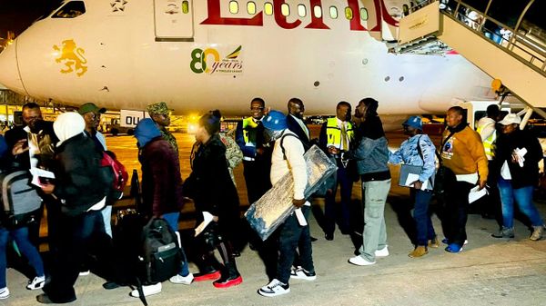 Rapatriement d’Ougandais d’Afrique du Sud: le premier avion atterrit à Entebbe - Sputnik Afrique