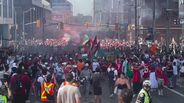 Portuguese Football Fans Raise Palestinian Flag in Downtown Toronto - Sputnik Africa