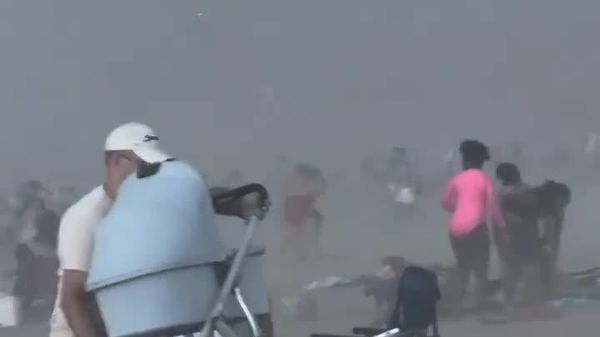 Une tempête de sable soudaine s'abat sur une plage à New York provoquant une panique - Sputnik Afrique