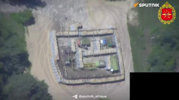 ▶ Une station de distribution de gaz ukrainienne pulvérisée par un drone russe Geran-2 - Sputnik Afrique