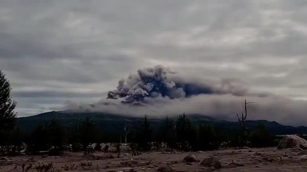Un volcan est entré en éruption dans l'Extrême-Orient russe, projetant des cendres jusqu'à 12 km d'altitude - Sputnik Afrique