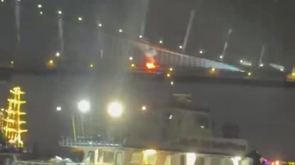 Le Jour de l'Indépendance aux USA: un feu d'artifice enflamme non seulement le ciel, mais aussi ce pont à New York - Sputnik Afrique