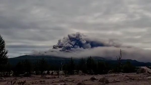 Russian Volcano Sends Ash 12 km Into Sky - Sputnik Africa