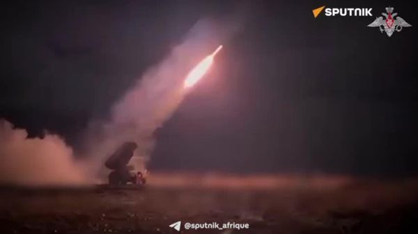Des LRM Grad russes détruisent un point de déploiement de l’armée ukrainienne doté d'abris aménagés Des LRM Grad russes détruisent un point de déploiement de l’armée ukrainienne doté d'abris aménagés - Sputnik Afrique