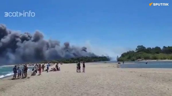 Un incendie ravage plus de 13 - Sputnik Afrique