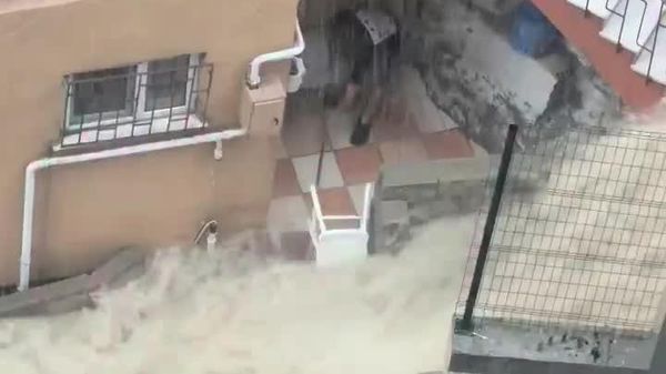 Système D version Bosphore: un habitant d'Istanbul dégaine une serpillière pour éviter que son domicile soit inondé - Sputnik Afrique