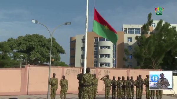Deuxième anniversaire de la Confédération de l'AES: le Premier ministre burkinabè lit le message du Président lors de la montée des couleurs - Sputnik Afrique