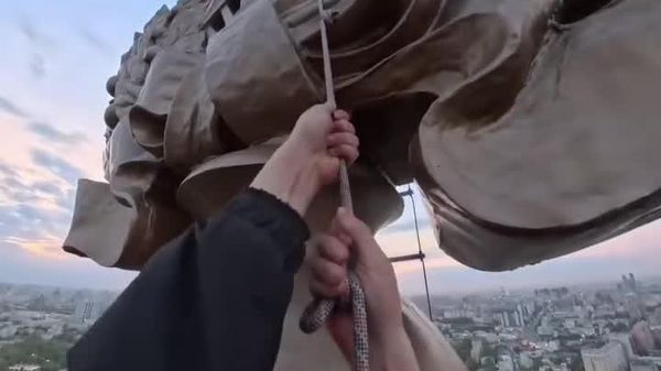 Il cherchait une vue à couper le souffle sur Moscou: la police a ouvert une enquête sur les agissements de ce roofer - Sputnik Afrique