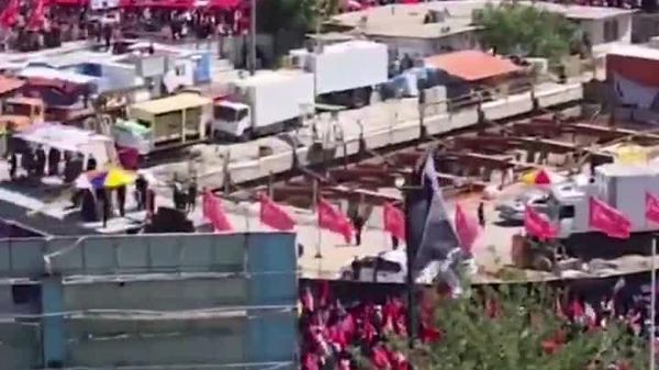 Des milliers d'Iraniens réunis à Mashhad pour rendre un dernier hommage à l’ayatollah Ali Khamenei et aux membres de sa famille - Sputnik Afrique