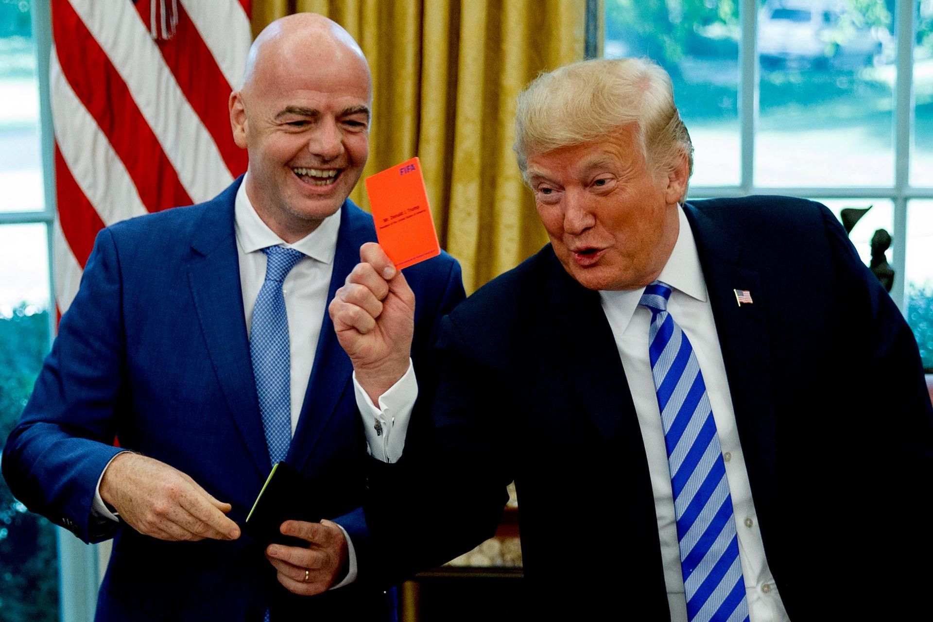 President Donald Trump holds up a red card during a meeting with FIFA president Gianni Infantino in the Oval Office of the White House, Tuesday, Aug. 28, 2018, in Washington - Sputnik Afrique