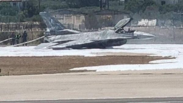 Un F-16C Fighting Falcon grec a pris feu après un atterrissage brutal à l'aéroport de Zante - Sputnik Afrique