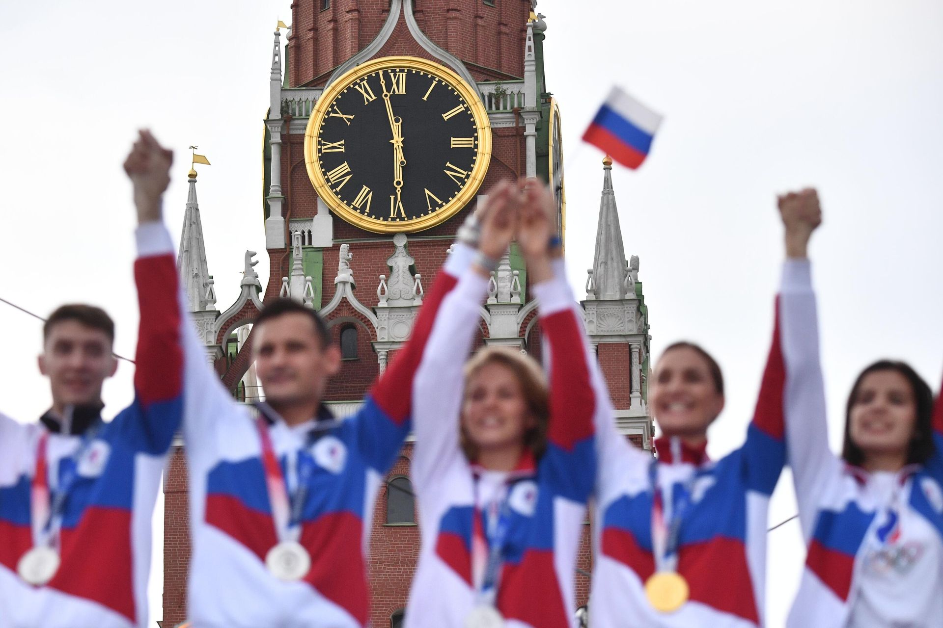 Des membres de l'équipe nationale russe, lors d'un concert sur la place Rouge à Moscou après les Jeux olympiques d'été de Tokyo - Sputnik Afrique