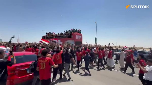 Des milliers d'Égyptiens accueillent leur équipe nationale de foot après son retour de la Coupe du monde - Sputnik Afrique