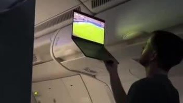 Le foot, c’est plus fort que le mode avion - Sputnik Afrique