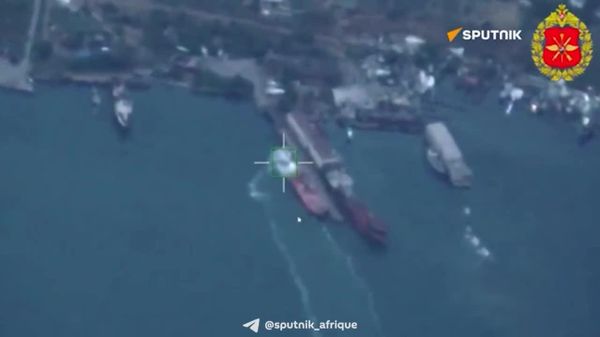Images de frappes russes contre un ferry, un vraquier et un senneur transformé pour le lancement de drones - Sputnik Afrique