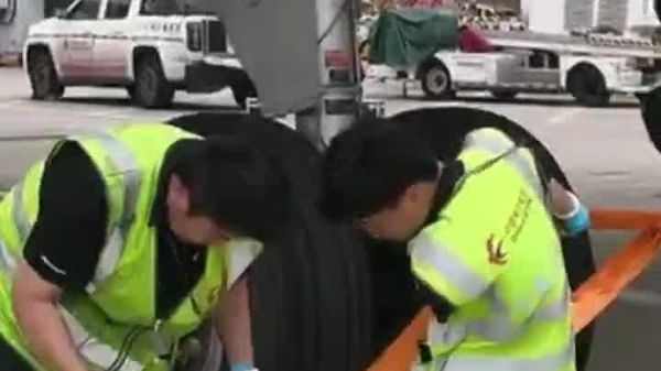 Les équipes au sol de Spring Airlines arriment des avions à l'aéroport de Shanghai avant l'arrivée du typhon - Sputnik Afrique