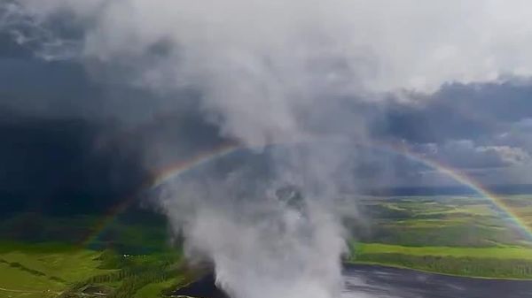 Quand la fureur rencontre la beauté: une tornade et un arc-en-ciel réunis au Canada - Sputnik Afrique