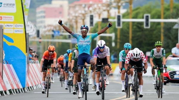 Eritrean Cyclist Wins Latest Stage of Chinese Professional Race in Sea of Golden Flowers - Sputnik Africa