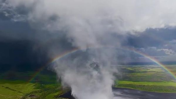Tornado Passes Over Tulliby Lake, Canada, Revealing Rare 360° Double Rainbow - Sputnik Africa