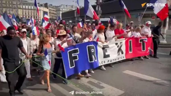 À Paris, une mobilisation du parti Les Patriotes pour exiger le Frexit et la sortie de la France de l'Otan - Sputnik Afrique