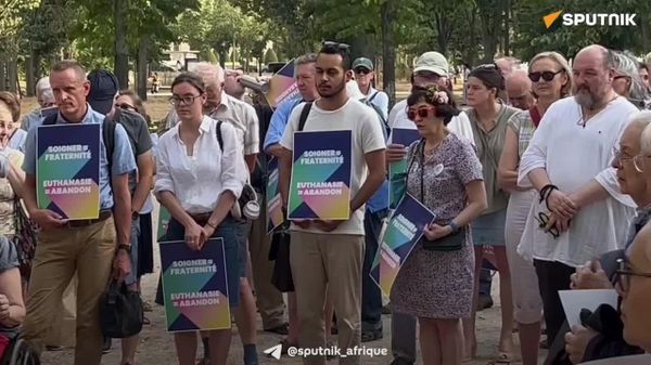 Soigner, pas supprimer: des Parisiens manifestent contre la loi légalisant l’euthanasie et le suicide assisté - Sputnik Afrique