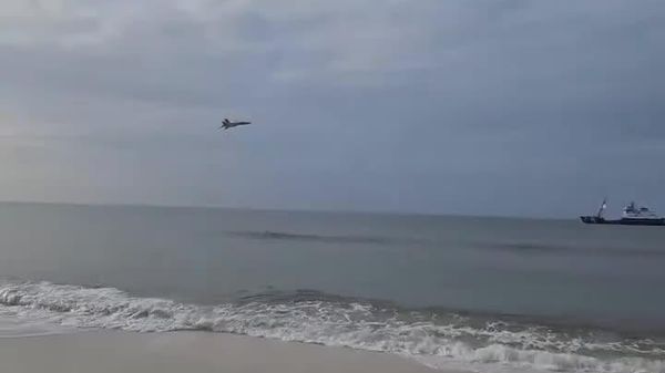 Un F/A-18 frôle une plage et transforme le petit-déjeuner en tempête de sable - Sputnik Afrique