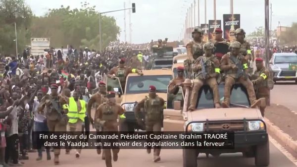 Scènes de liesse populaire autour du cortège d’Ibrahim Traoré quittant la région de Yaadga - Sputnik Afrique