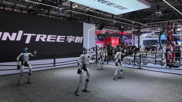 Des robots dansent, servent le thé et massent à une expo sur l'IA à Shanghai - Sputnik Afrique