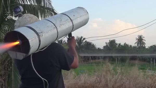 Ingéniosité thaïlandaise? Un lance-roquettes portatif artisanal testé dans cette vidéo virale - Sputnik Afrique
