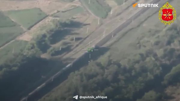 Des drones russes Geran ont réduit en miettes les wagons d’un train militaire ukrainien - Sputnik Afrique