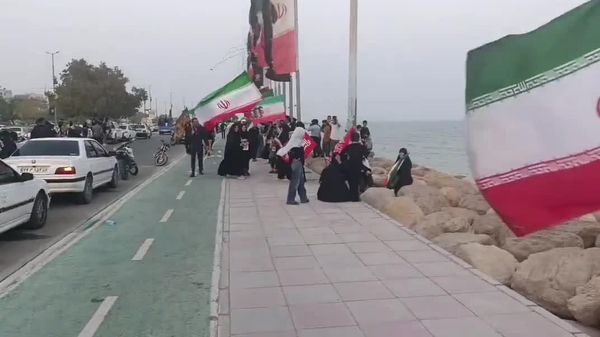 Les habitants de Bandar Abbas, dans le sud de l'Iran, forment une chaîne humaine de 5 km pour démontrer la volonté de défendre leur pays - Sputnik Afrique