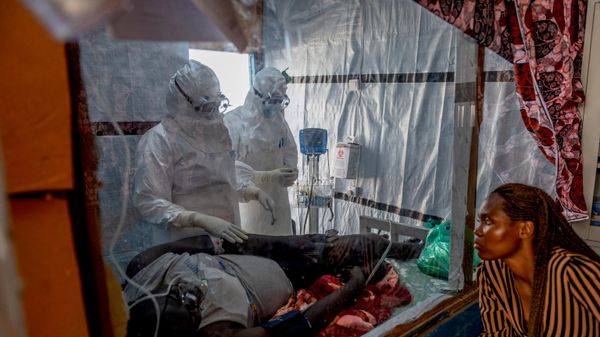 Des agents de santé soignent un patient atteint d'Ebola au centre de traitement de Rwampara, en Ituri (Congo), le jeudi 18 juin 2026. (Photo AP/Moses Sawasawa) - Sputnik Afrique