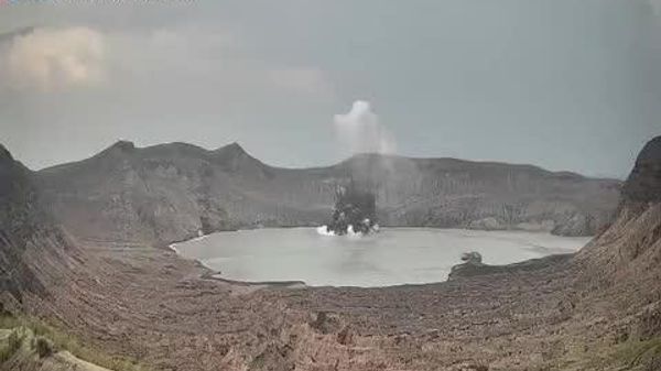 Un volcan aux Philippines se réveille avec deux éruptions mineures, mais spectaculaires - Sputnik Afrique