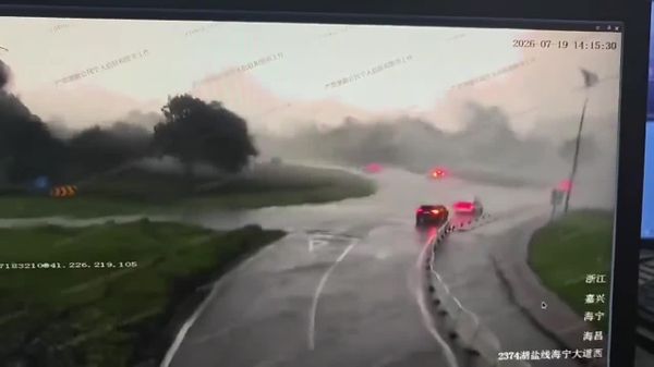 Tempête en Chine: deux voitures projetées en l’air sur une autoroute - Sputnik Afrique