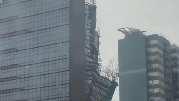 Un typhon en approche a arraché les échafaudages d'un gratte-ciel à Hong Kong - Sputnik Afrique