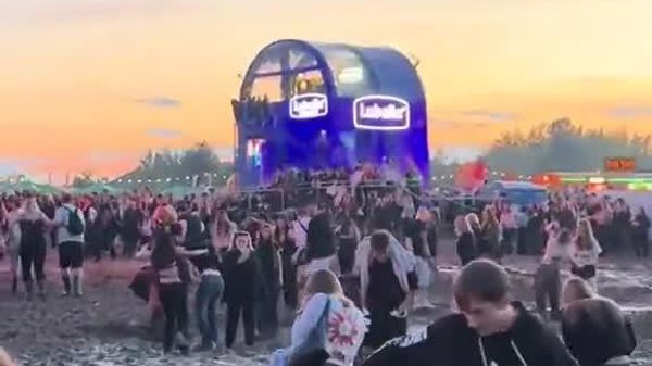 Un festival transformé en piège de boue liquide en Pologne - Sputnik Afrique