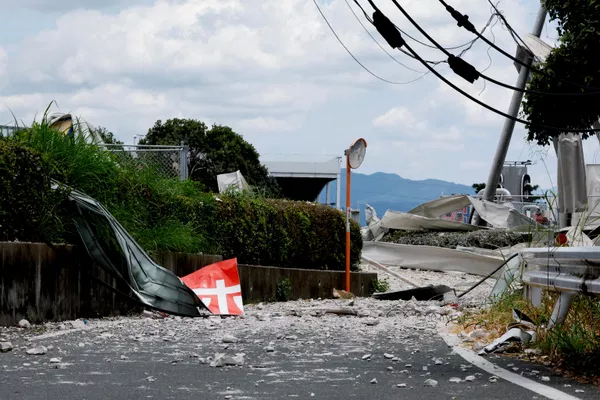 Débris d'un centre commercial endommagé après le puissant séisme qui a frappé l'île japonaise de Kyushu - Sputnik Afrique