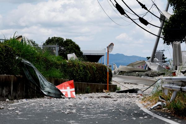 Débris d'un centre commercial endommagé après le puissant séisme qui a frappé l'île japonaise de Kyushu - Sputnik Afrique