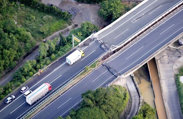 Une autoroute endommagée après le puissant séisme qui a frappé l'île japonaise de Kyushu - Sputnik Afrique