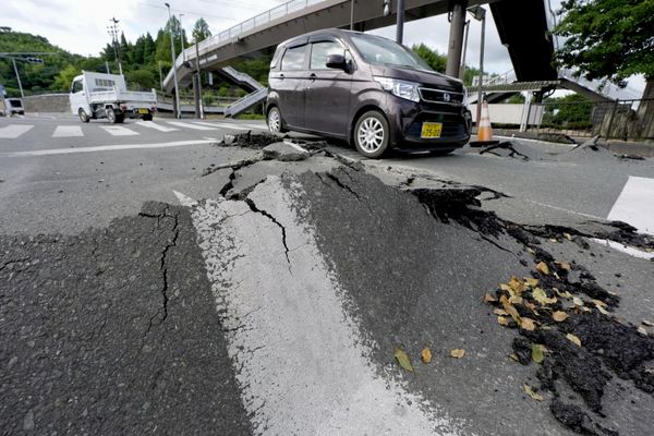 Asphalte fissuré suite à un puissant séisme sur l'île japonaise de Kyushu - Sputnik Afrique