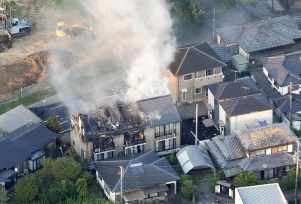 Un bâtiment en flammes après le puissant séisme qui a frappé l'île japonaise de Kyushu. - Sputnik Afrique