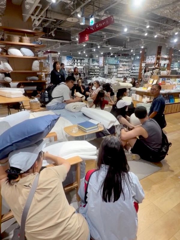 Des habitants se réfugient dans un magasin lors d'un puissant séisme sur l'île japonaise de Kyushu - Sputnik Afrique