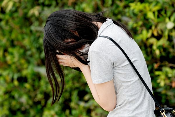 Une jeune fille pleure après un puissant tremblement de terre sur l'île japonaise de Kyushu - Sputnik Afrique