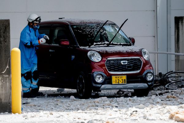 Une voiture endommagée après un puissant séisme sur l'île japonaise de Kyushu. - Sputnik Afrique