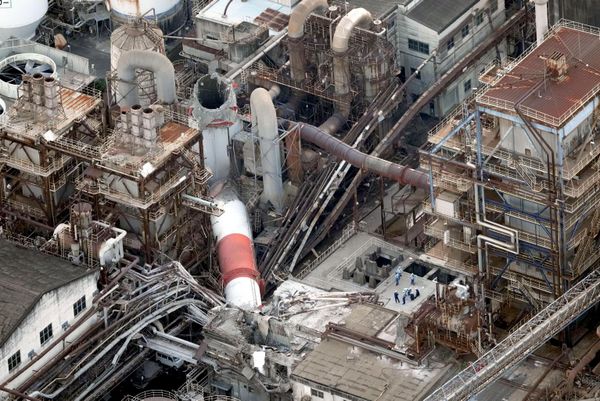 Une cheminée d'usine effondrée suite à un puissant séisme sur l'île japonaise de Kyushu. - Sputnik Afrique