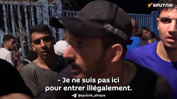 300 personnes entrent, 150 survivent et 150 restent sous l'eau: des migrants marocains retournent à Fnideq après une tentative infructueuse d’entrée en Espagne - Sputnik Afrique